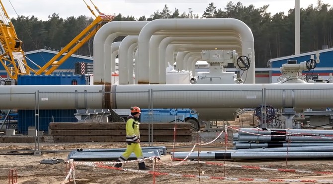 Wäre die EU von russischer Energie abgeschnitten, würde der Sprit in Tschechien laut Bundesbank mindestens 60 K/l kosten