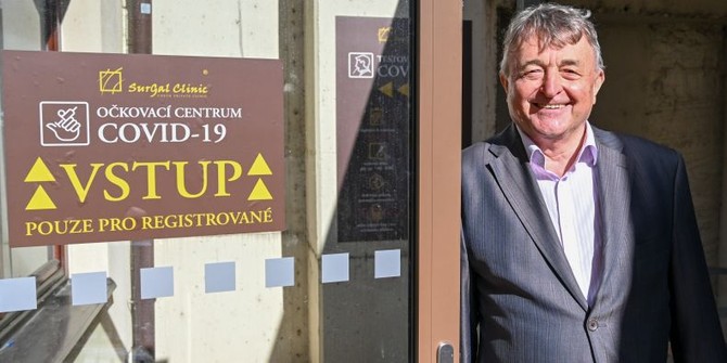 Tomáš Hájek Profesor Milan Konečný před očkovacím centrem.