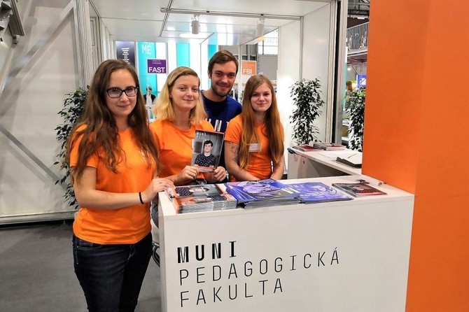 Archiv Lucie Říhové Lucie Říhová pomáhal už dřív prezentovat svou fakultu a MUNI.