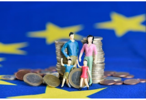 hromada euro mincí s figurkami rodiny ©EC Audiovisual Service hromada euro mincí s figurkami rodiny ©EC Audiovisual Service