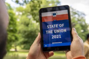 tablet s nápisem State of the Union 2021©EC Audiovisual Service tablet s nápisem State of the Union 2021©EC Audiovisual Service