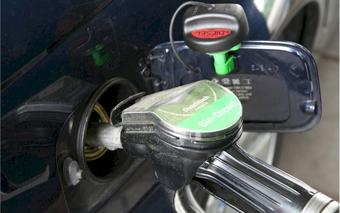 HK proposes a solution to reduce the price of fuel at gas stations.  It recommends that the government reduce the price of petrol and diesel through ČEPRO