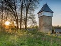 Jen pár minut od Dolního Dvořiště se za týden otevírá unikátní historická památka, tvrz Tichá. Její hradní věž je vysoká celkem 28 metrů a zároveň je nejjižnější hradní vyhlídkovou věží v České republice.